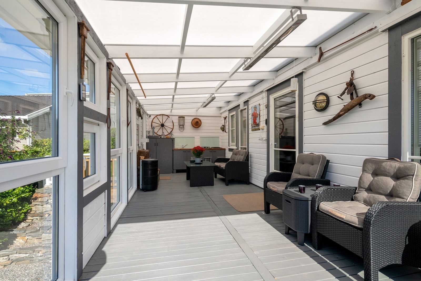 Innglasset utestue tilknyttet stuen med god plass til sittegrupper og helårsbruk. Galleribilde