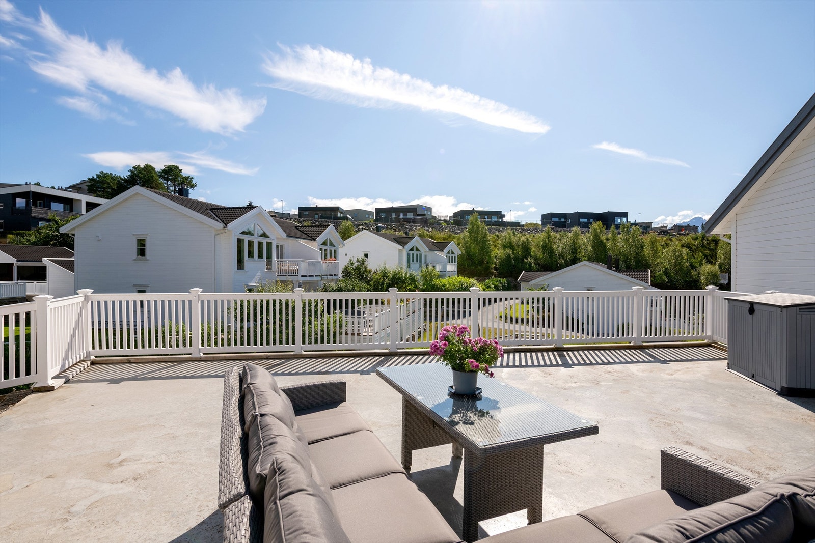 Takterrassen gir rikelig med boltreplass for store sittegrupper og sosiale sammenkomster. Galleribilde