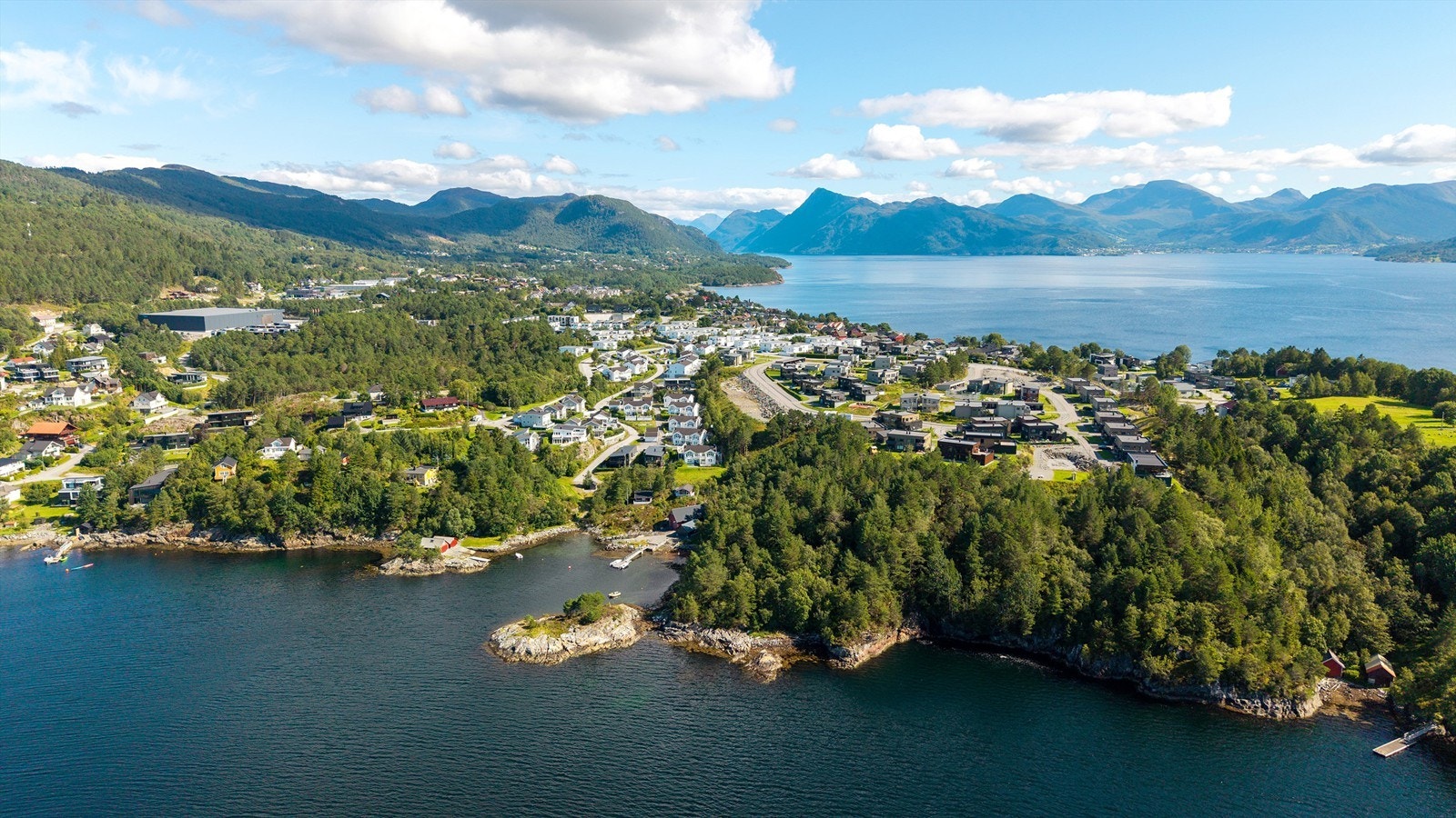 Flisneset byr på storslått fjordlandskap og flotte turmuligheter på Emblemsfjellet like i nærheten. Galleribilde