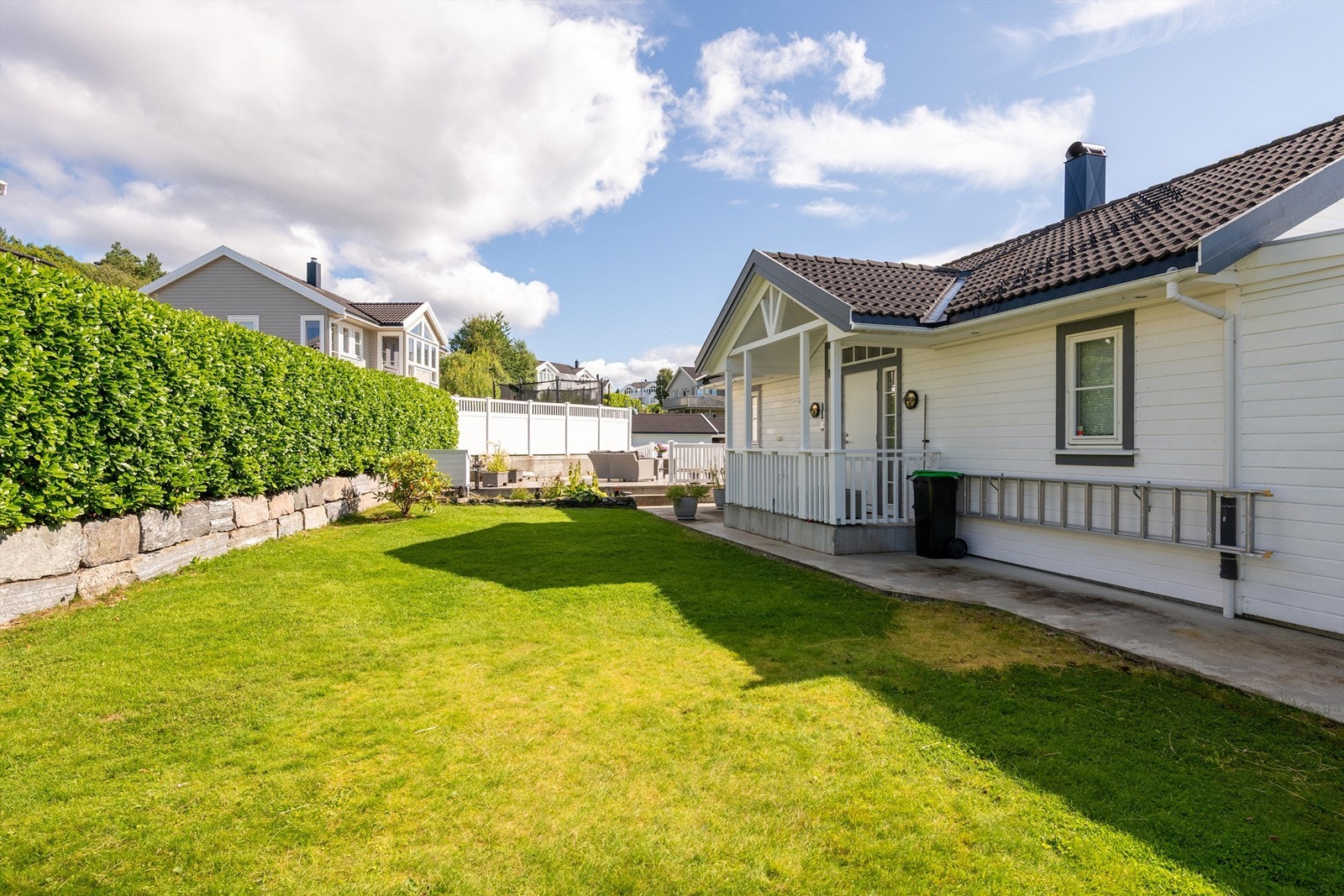 Hagen binder inngangspartiet sammen med takterrassen og uteområdene. Galleribilde
