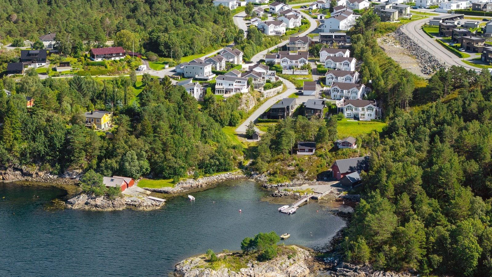 Kort gangavstand til sjøen med idyllisk kystlinje og maritime omgivelser. Galleribilde