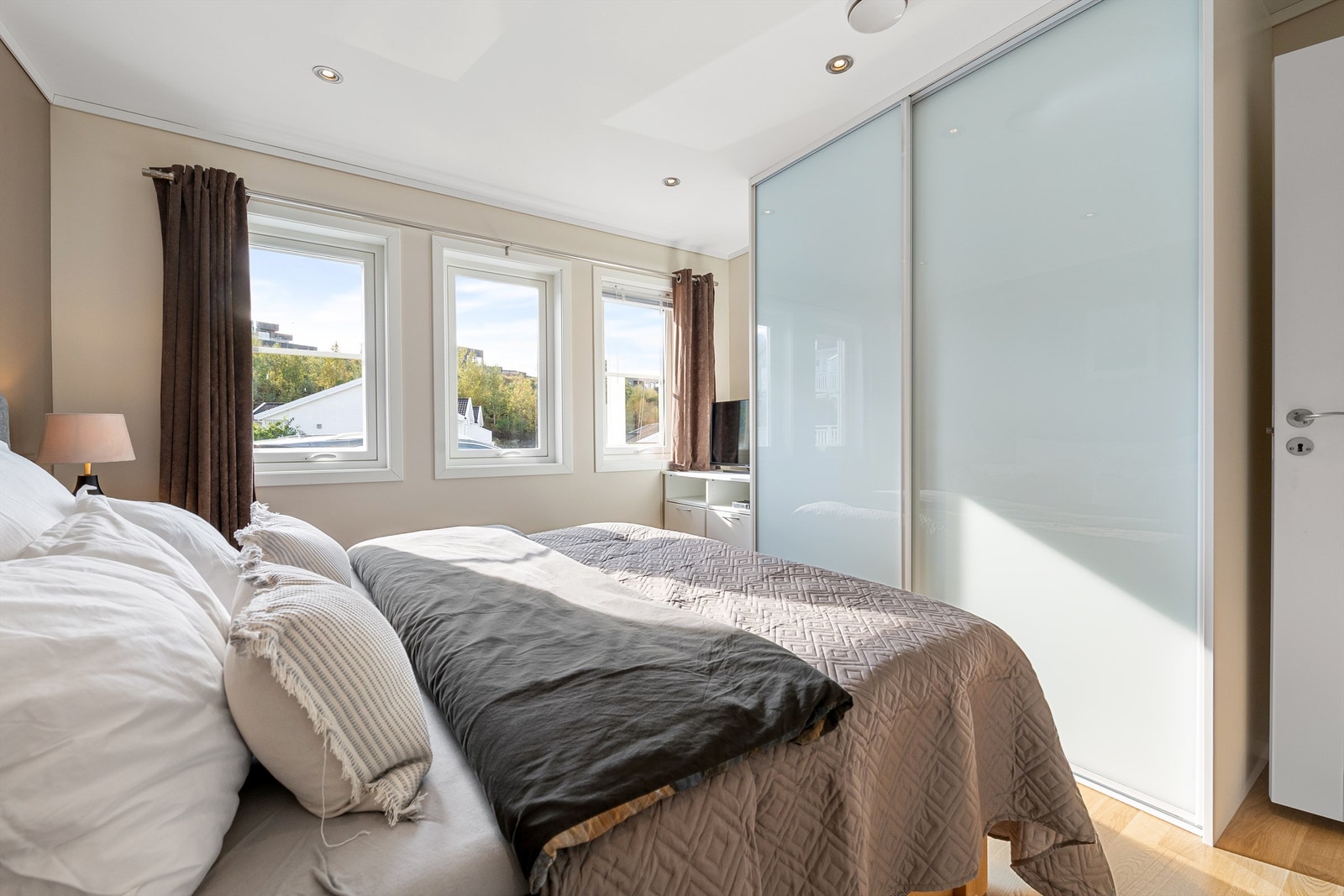 Romslig skyvedørsgarderobe med glassfronter gir gode oppbevaringsmuligheter. Galleribilde