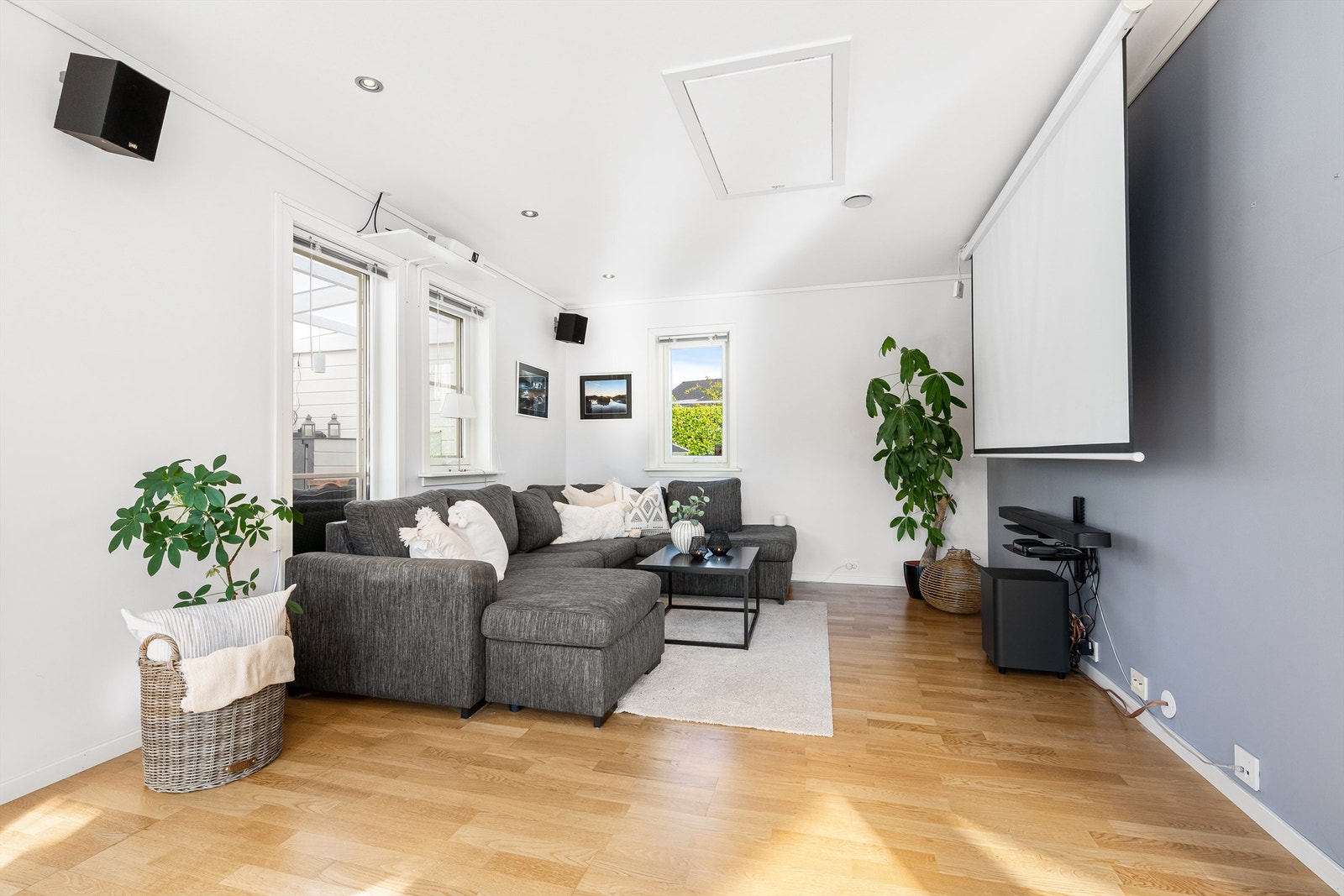 Egen tv-avdeling i stuen med god plass til ytterligere sittegruppe. Galleribilde