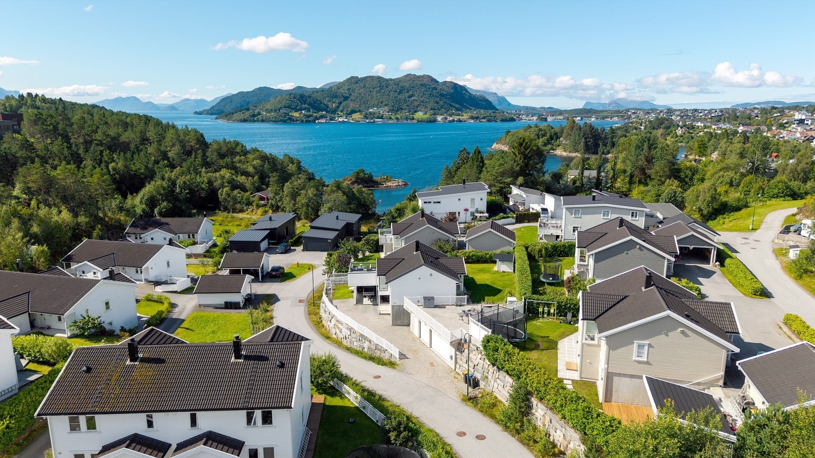 Etablert og barnevennlig boligområde på Flisnes med kort vei til sjøen og Flisnes barneskole. Galleribilde