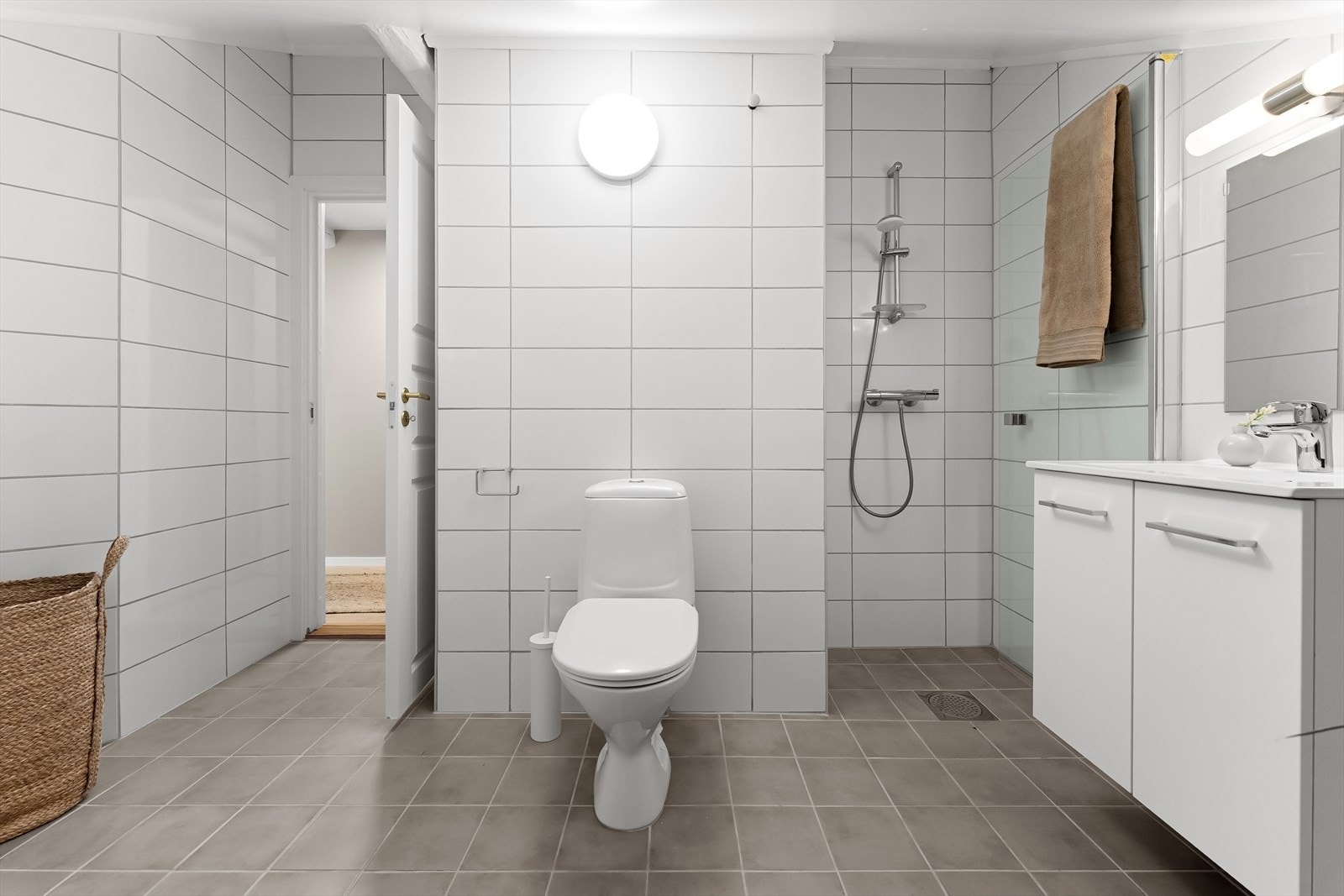 Utstyrt med toalett, servantinnredning, speil, belysning og dusjnisje med glassdør. Galleribilde