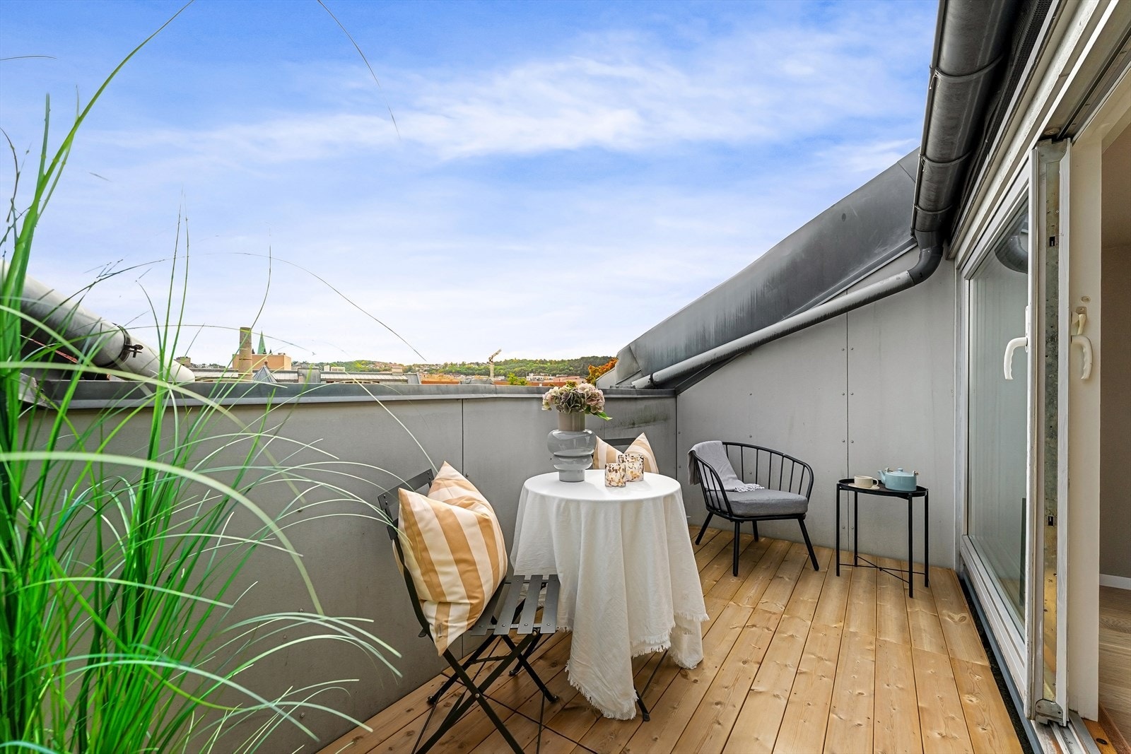 Flott, solrik takterrasse med plass til flere sittegrupper. Galleribilde
