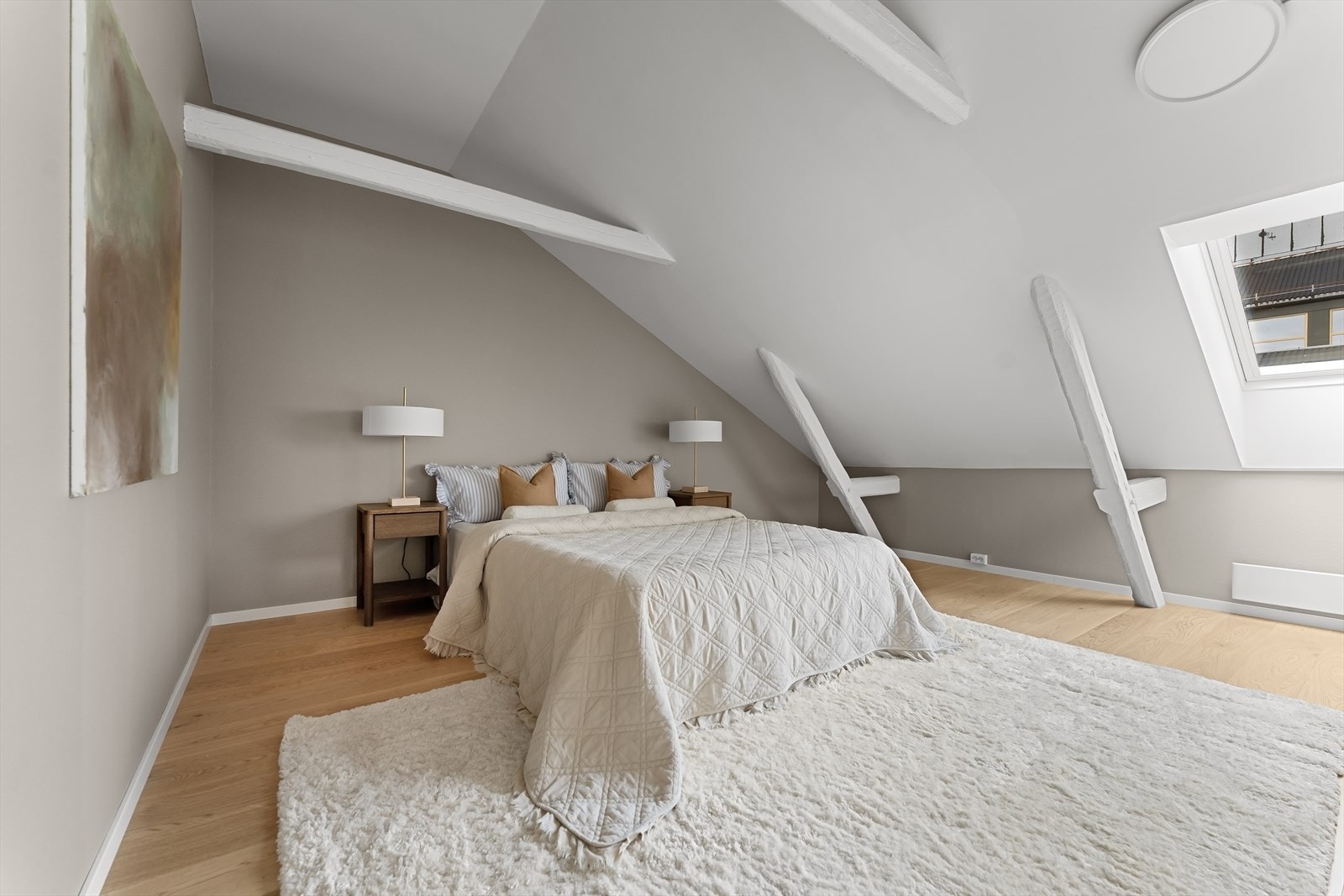 Romslig soverom med plass til stor dobbeltseng. Galleribilde