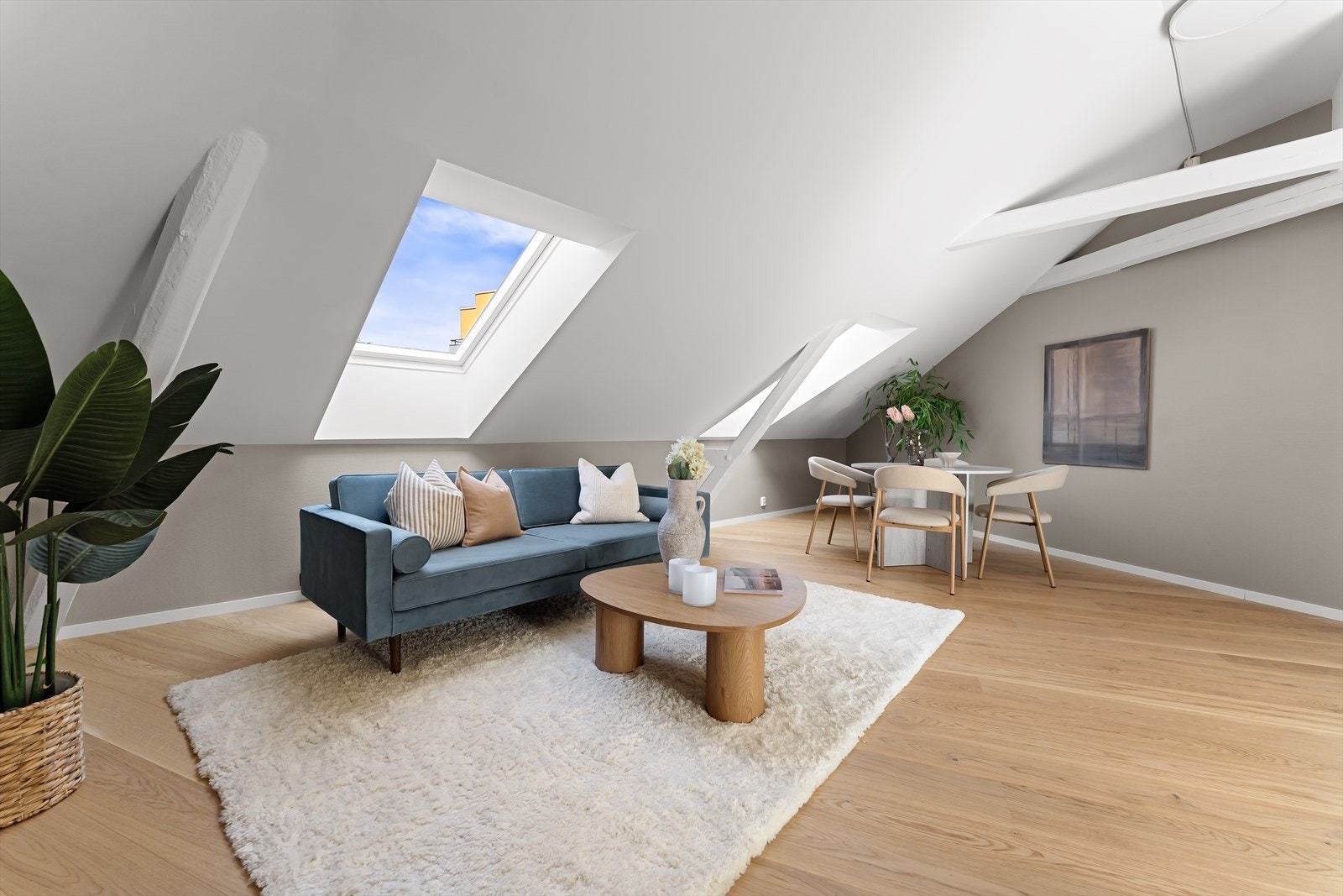 God plass til flere sittesoner. Rikelig med lys via takvinduer på begge kanter av boligen. Galleribilde
