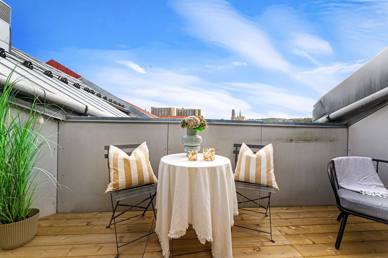 Nyoppusset og innbydende 2-roms toppleilighet med solrik takterrasse. Galleribilde