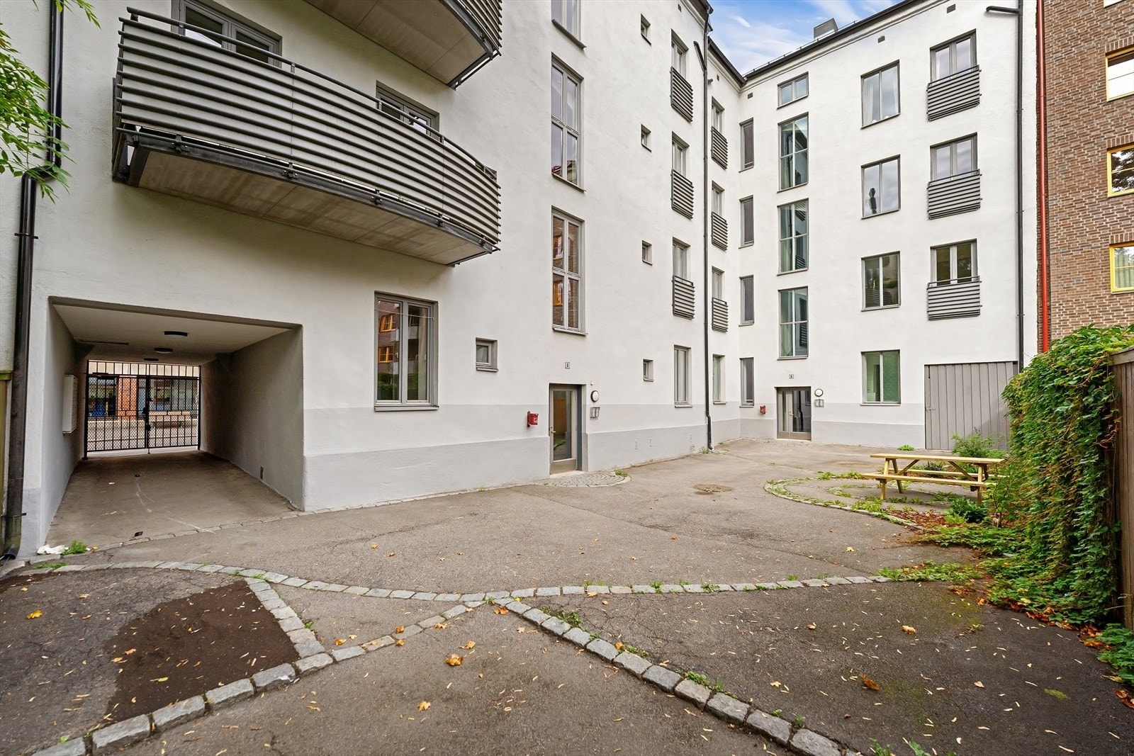 Det er en stor bod/gammel garasje som er tiltenkt felles sykkelparkering, med muligheter for å låse. Galleribilde