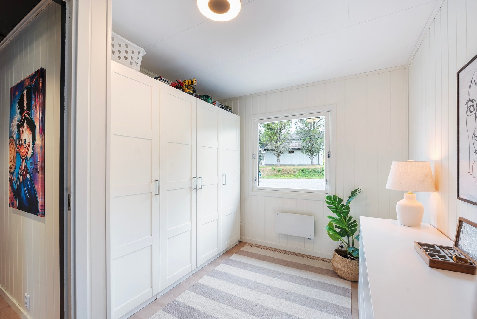 Soverom med god plass til oppbevaring Galleribilde