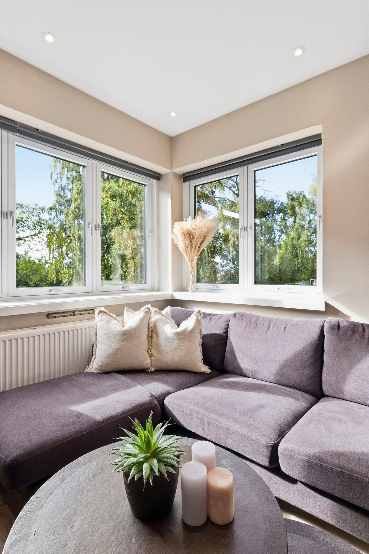Store vindusflater gir mye naturlig lys! Galleribilde