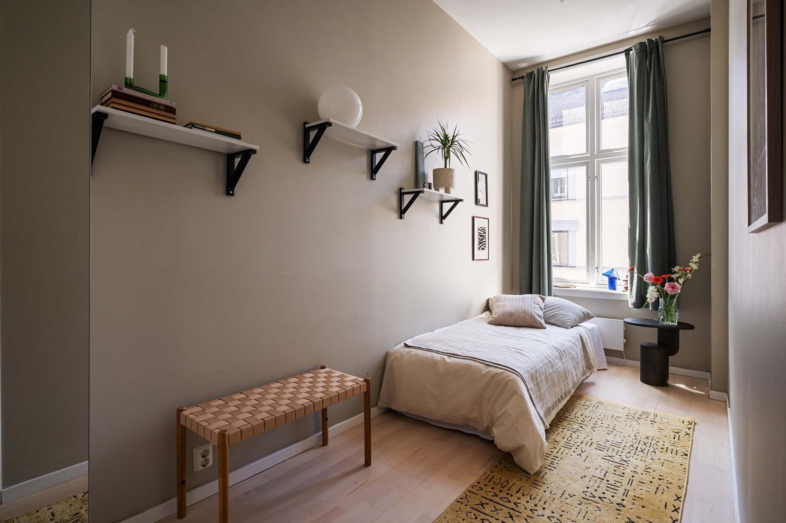 Soverom 3 er et fleksibelt rom med plass til seng og garderobeløsning. Galleribilde