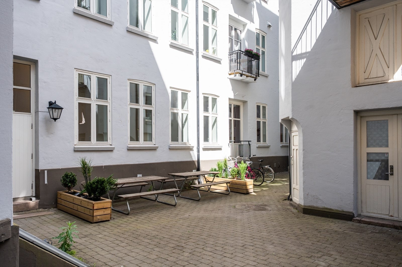 Hyggelig og skjermet bakgård med sitteplasser. Galleribilde