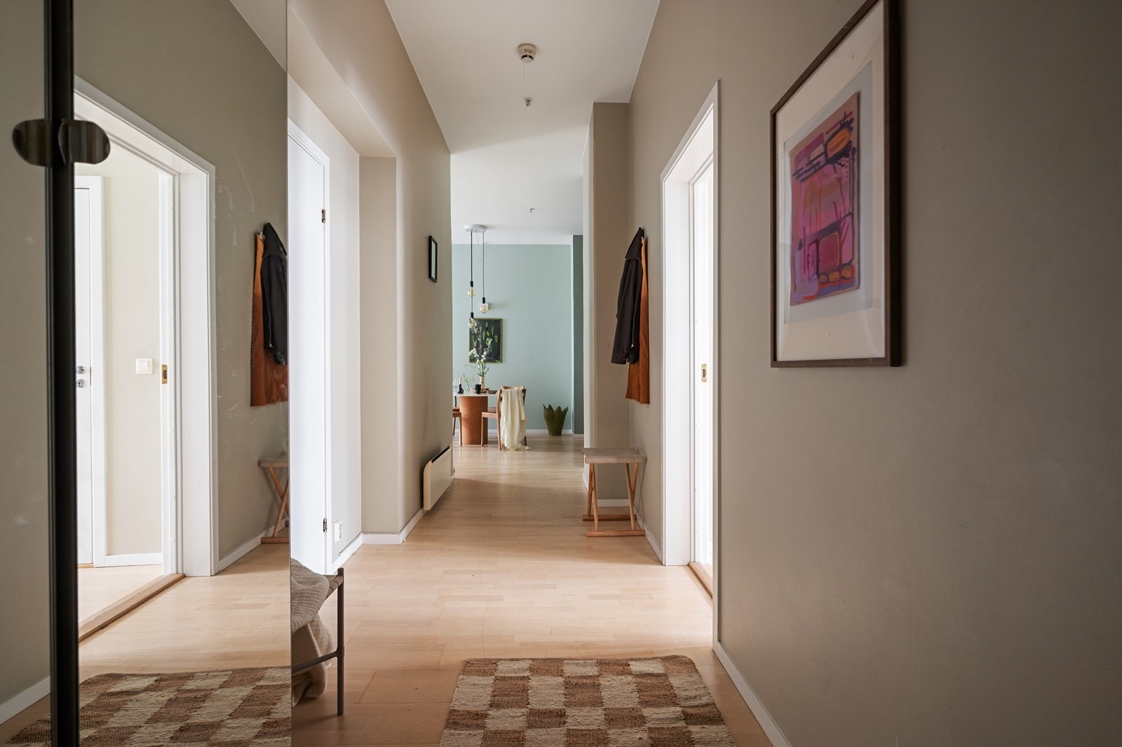 Lys og innbydende entré med god plass til oppbevaring av yttertøy og sko. Galleribilde