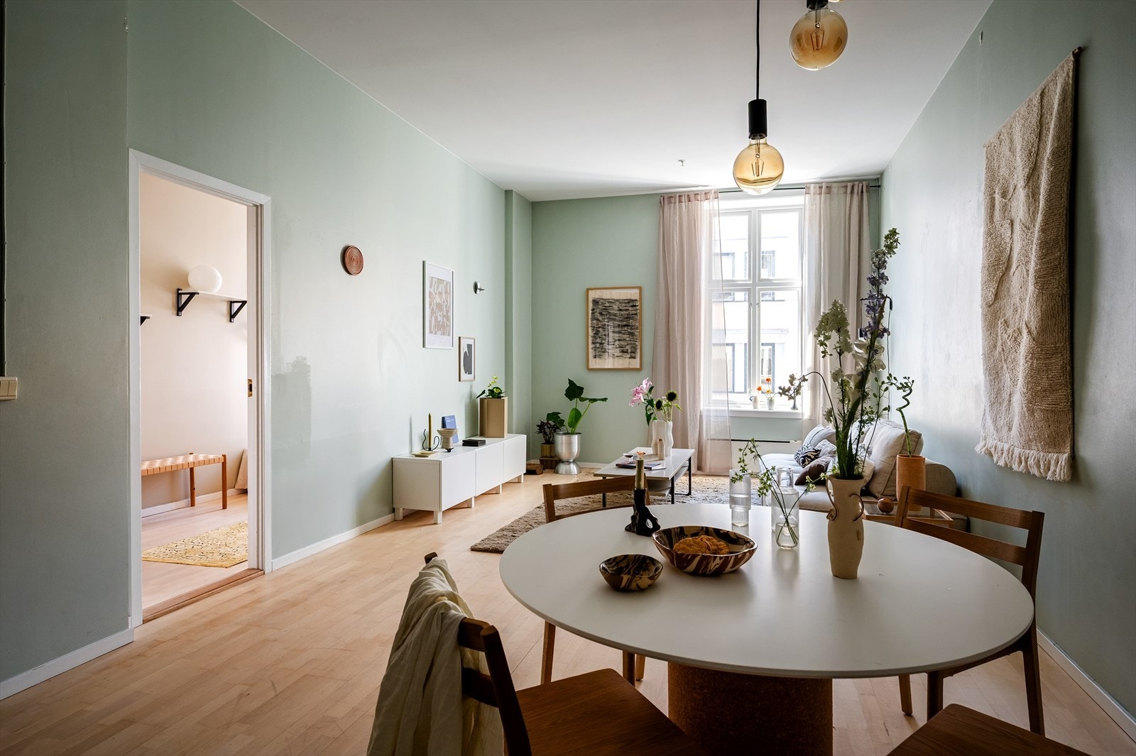 Den åpne stue- og kjøkkenløsningen har god plass til både spisebord og sofagruppe. Galleribilde