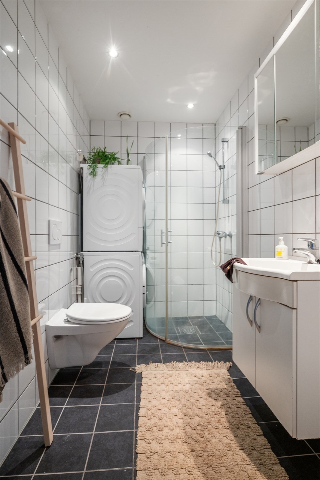 Flislagt bad med gulvvarme, downlights, dusjhjørne og vegghengt toalett. Badet ble oppgradert i 2023 med bl.a. nye fliser på gulv. Galleribilde