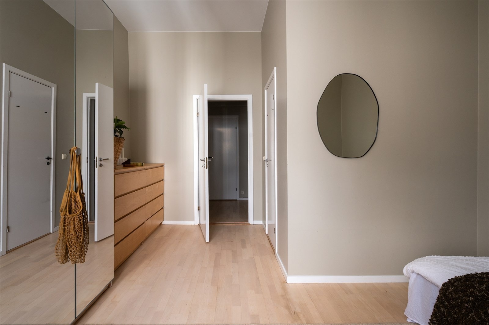 Hovedsoverommet har garderobeskap og direkte tilknytning til et praktisk walk-in-closet/bod. Galleribilde
