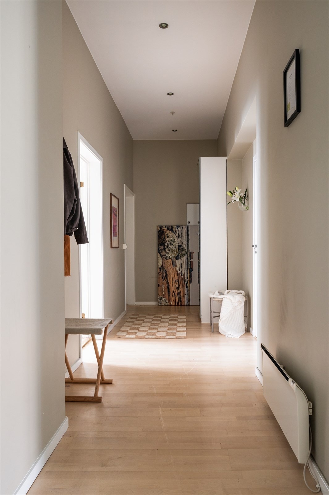 Entréen leder videre inn i en romslig hall med adkomst til leilighetens øvrige rom. Galleribilde