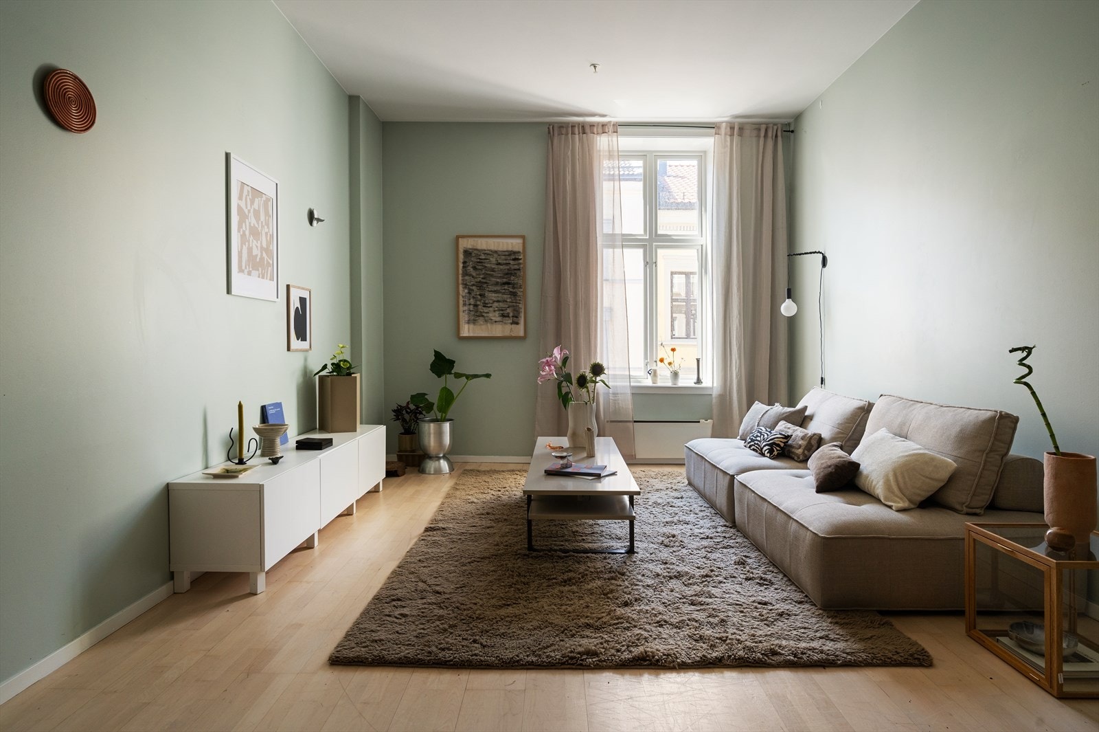 Stuen har god plass til sofagruppe, TV-møblement og sofabord. Galleribilde