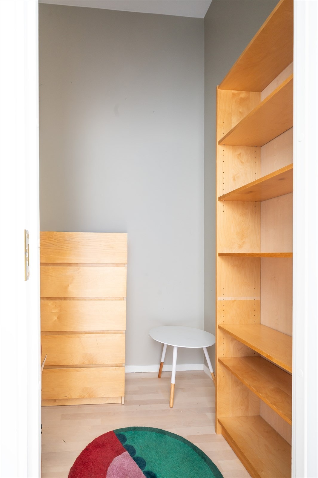 Praktisk walk-in-closet/bod i direkte tilknytning til hovedsoverommet, med svært gode oppbevaringsmuligheter. Galleribilde