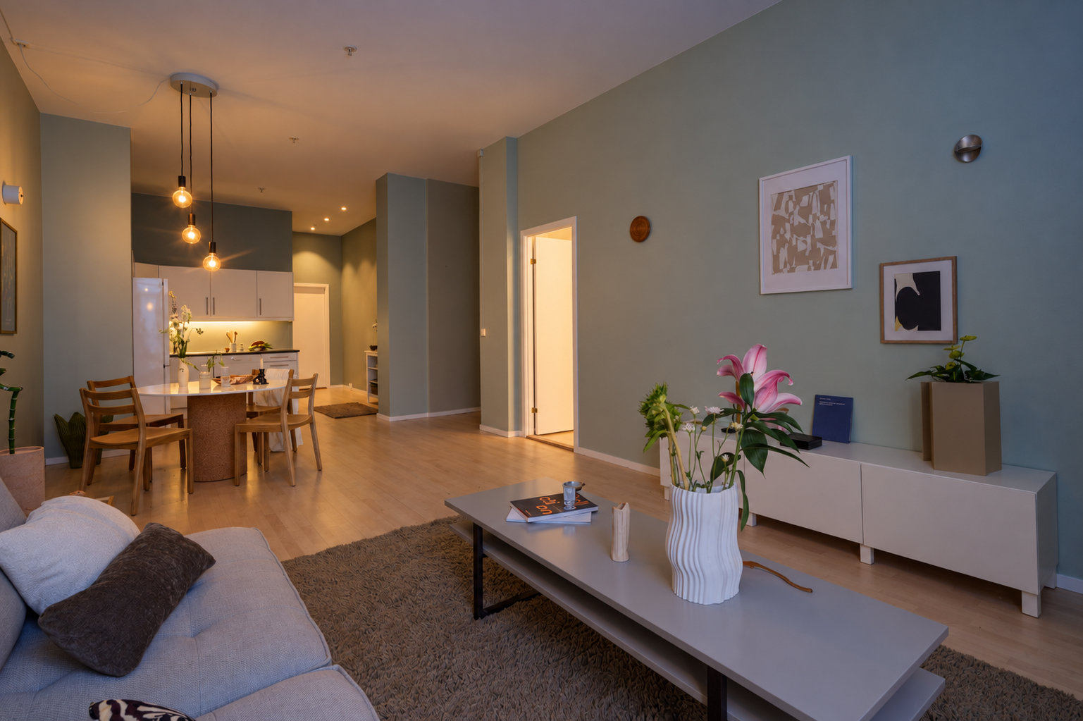 Dette er en romslig 4-roms selveierleilighet med attraktiv beliggenhet i Homansbyen. Kveldsstemning er AI-redigert. Galleribilde