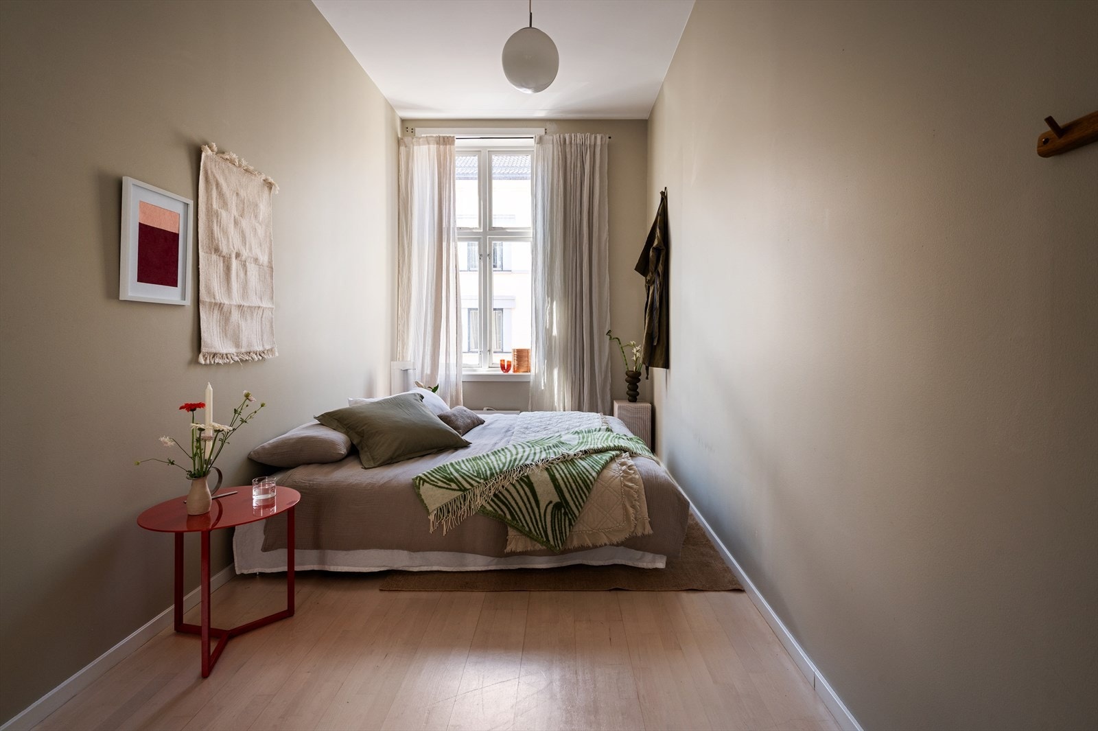 Soverom 2 har god plass til dobbeltseng. Galleribilde