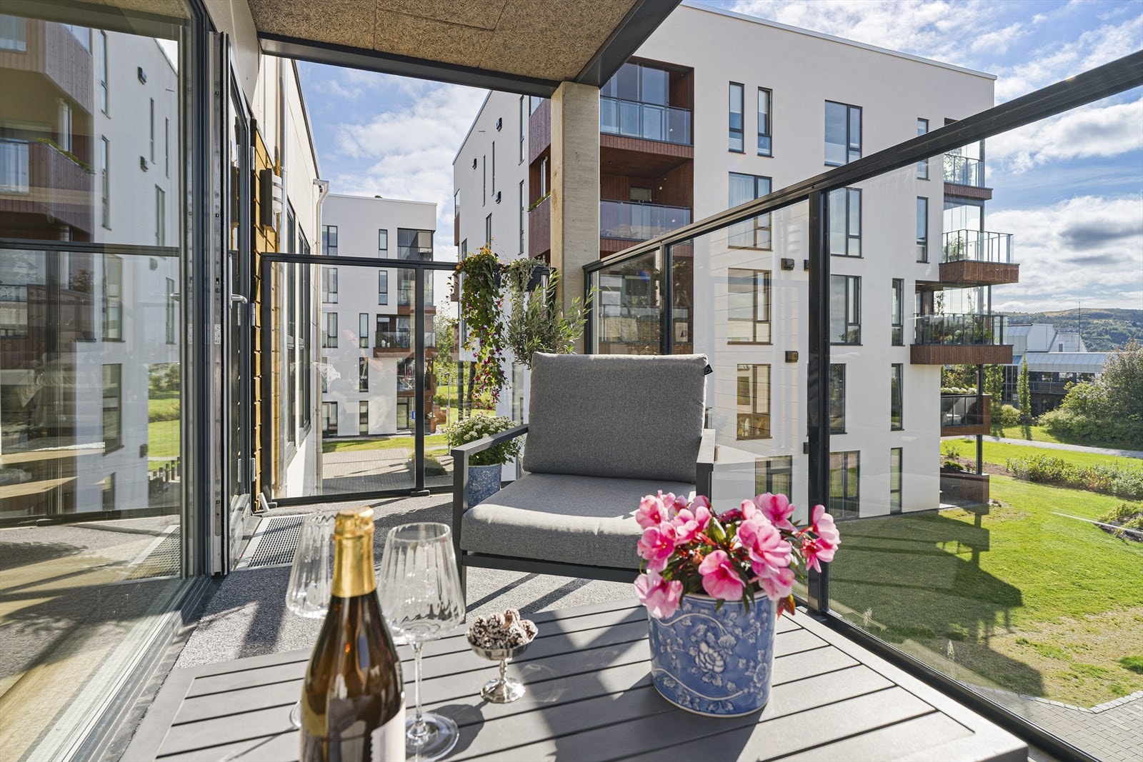 Balkongen måler ca. 7 m² og er en fin forlengelse av oppholdsarealet. Galleribilde