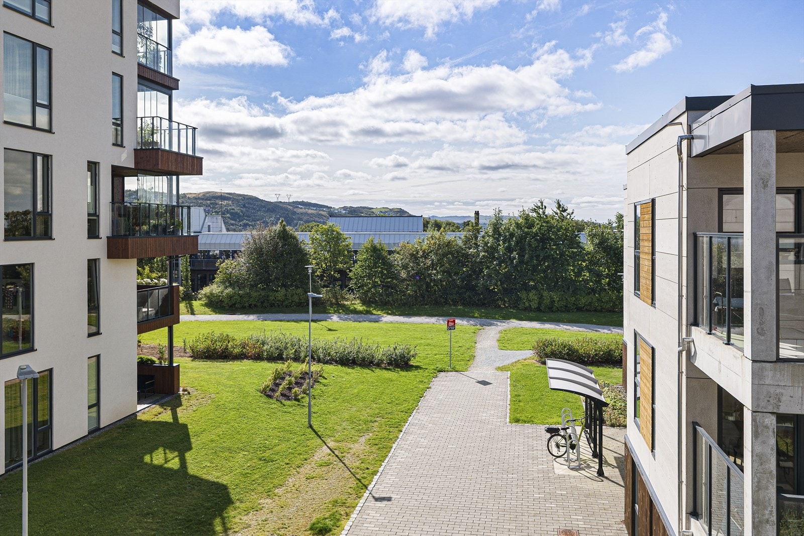 Fra balkongen kan man nyte flott utsikt over nærområdet. Galleribilde