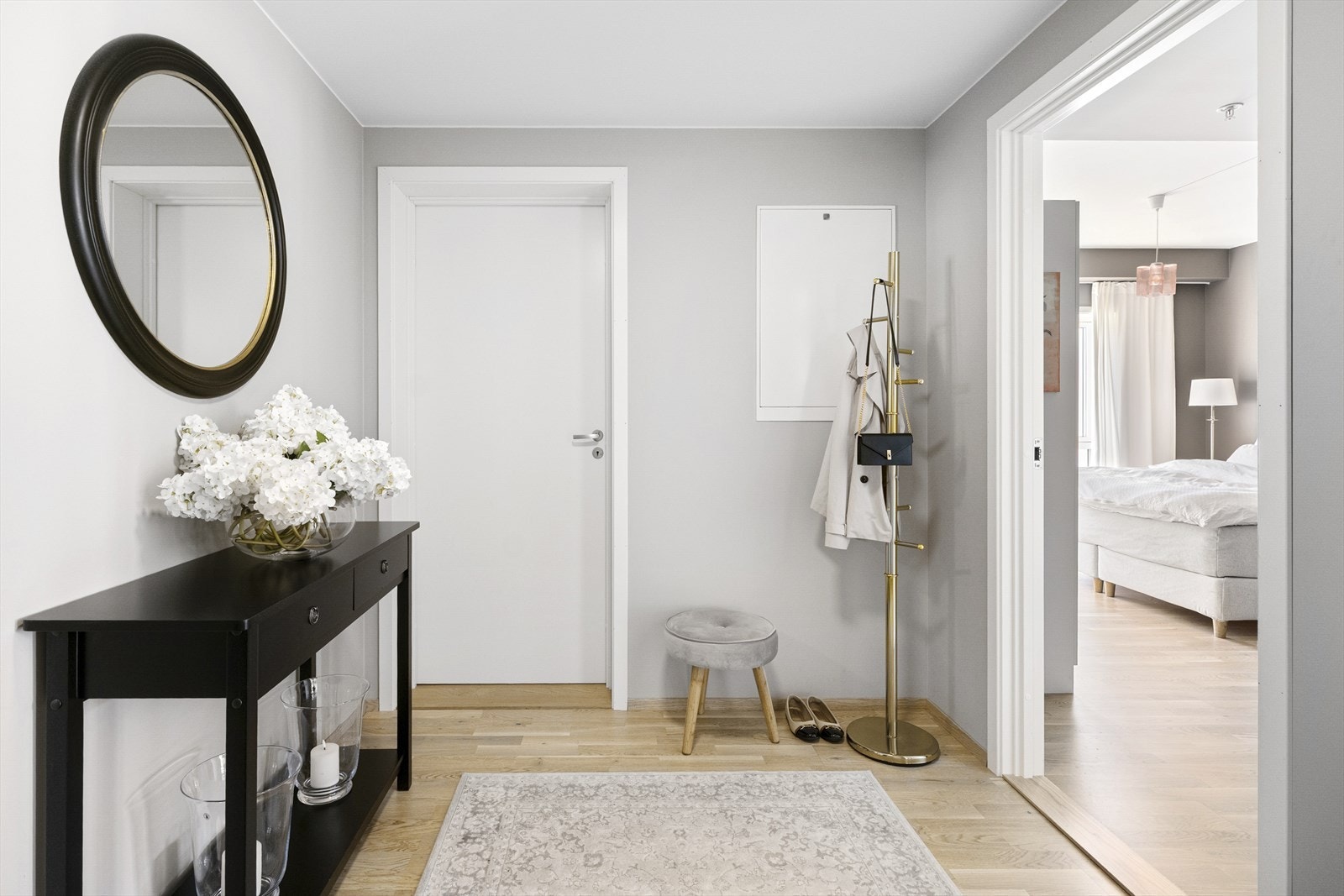 Innbydende entré med god plass til oppheng av yttertøy og oppbevaring av sko. Galleribilde