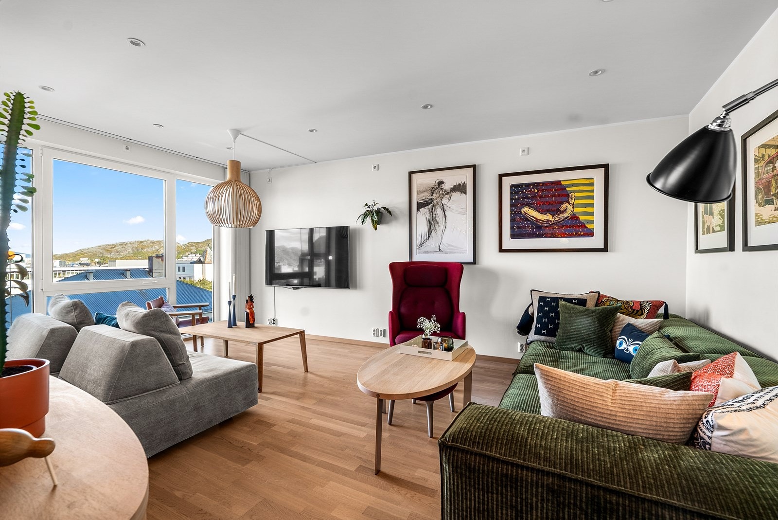 Leiligheten har god plass til møblement !!! Galleribilde