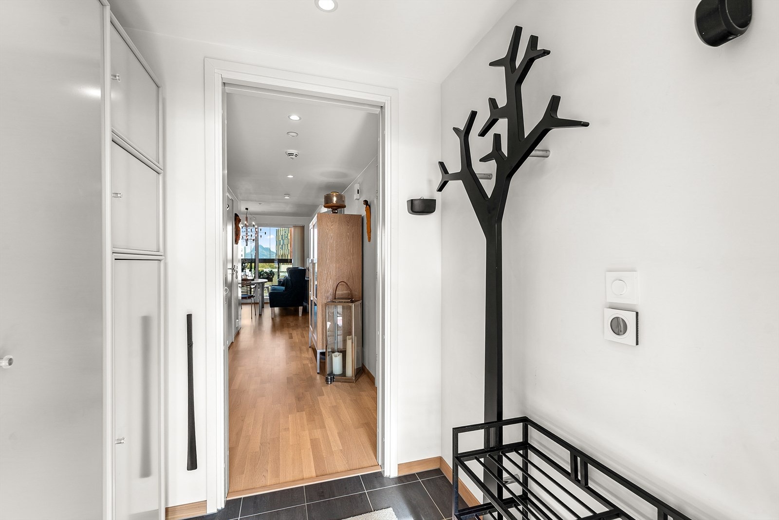 Det er varmekabler i entrè og vannbåren varme i resten av leiligheten utnom bod. Galleribilde