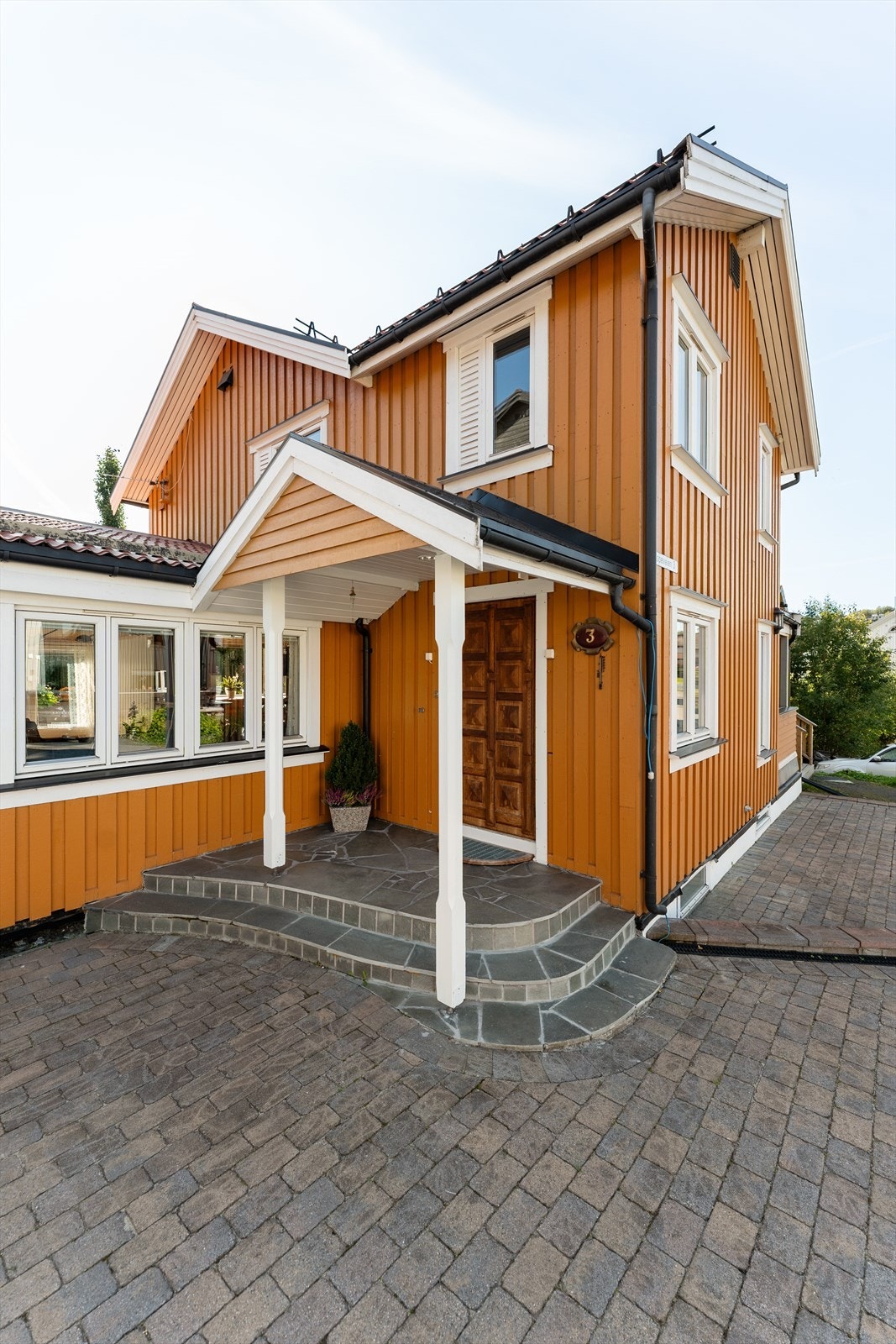 Innbydende og overbygget inngangsparti med skiferlagt trapp, som gir en hyggelig og solid adkomst til boligen. Galleribilde