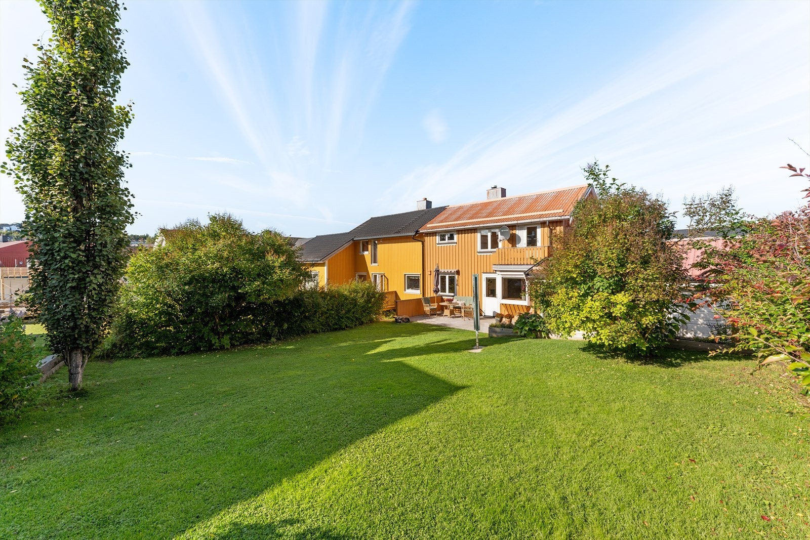 Stor og solrik hage med god plass til lek, aktivitet og moro for hele familien. Galleribilde