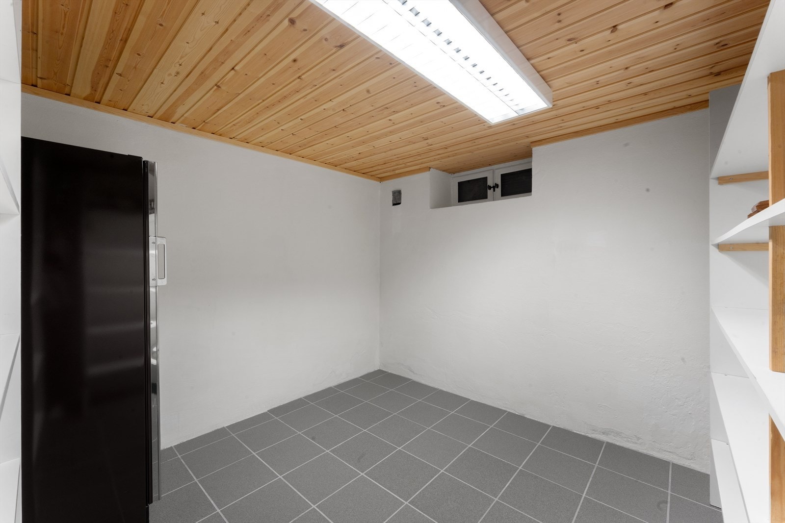 Kjelleren inneholder flere rom med gode muligheter for oppbevaring, hobbyvirksomhet eller annen ønsket bruk. Galleribilde