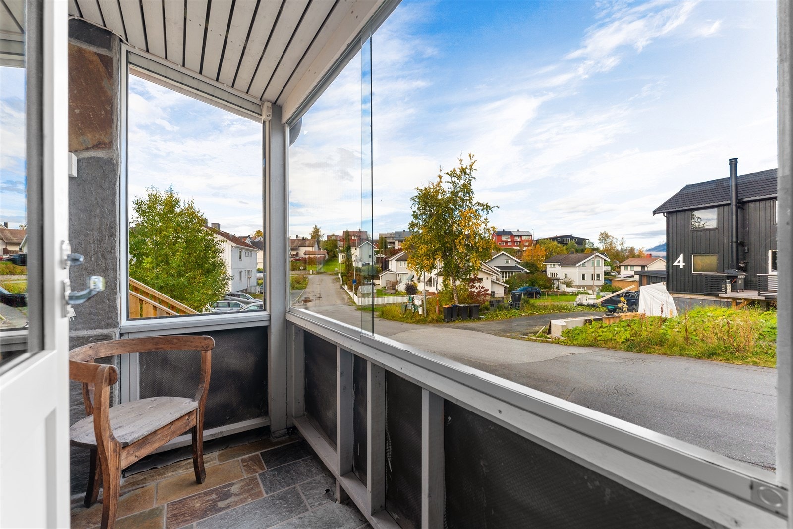 Innglasset balkong som gir en lun og skjermet uteplass, perfekt for å nyte dagene fra tidlig vår til sen høst. Galleribilde