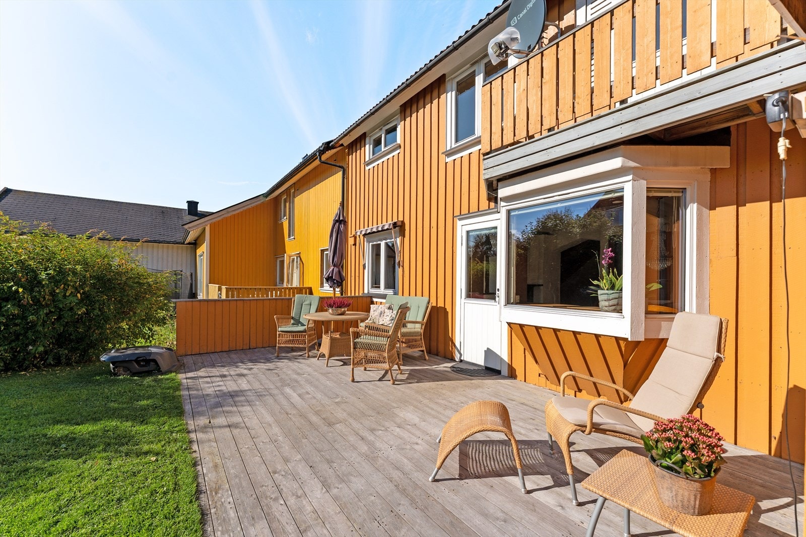 Stor og innbydende platting med god plass til møblering i flere soner - perfekt for både avslapping, måltider og sosiale sammenkomster. Galleribilde