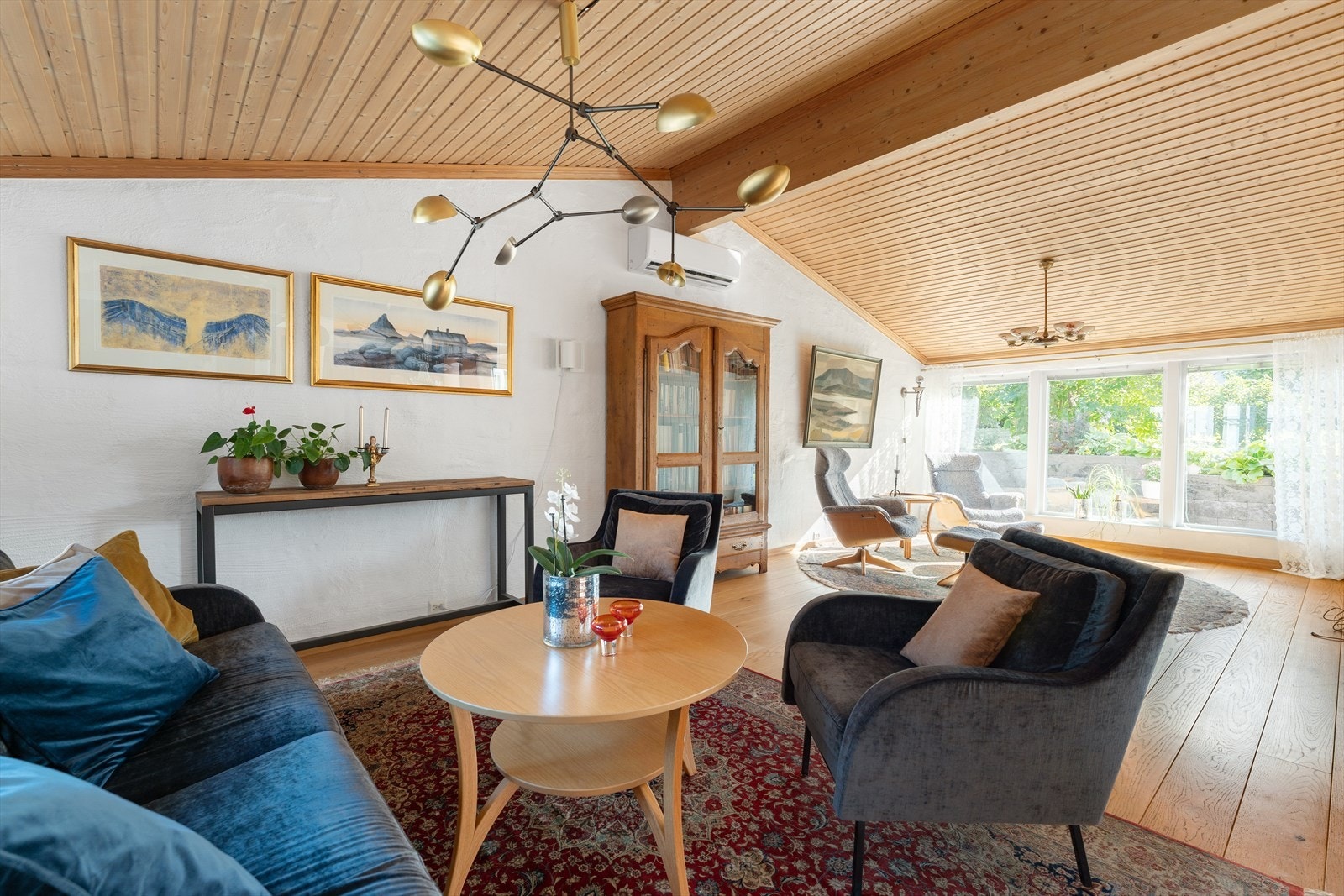 Velkommen inn! Imponerende, romslig stue med ekstra takhøyde og store vindusflater som gir en fantastisk følelse av lys og luft. Her er det god plass til å skape flere hyggelige møbleringssoner. Galleribilde