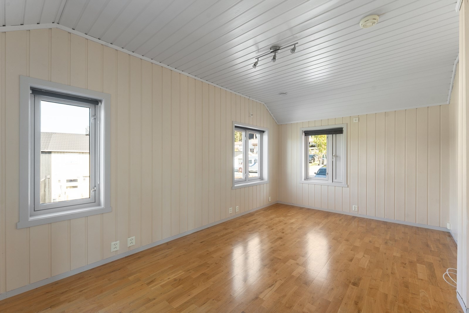Soverom 1- Stort og fleksibelt soverom med god plass til seng, soveromsmøbler og praktisk oppbevaring. Galleribilde