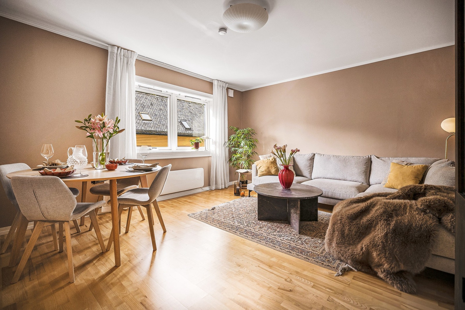 - Leiligheten fremstår med pene overflater og tidsriktige fargevalg som skaper en lun og helhetlig atmosfære - Galleribilde