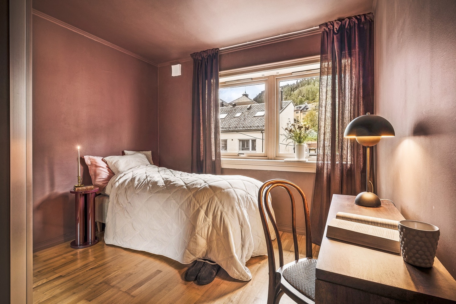 - Det andre soverommet er også av god størrelse, ca. 10,4 m², og egner seg fint som barnerom, gjesterom eller hjemmekontor - Galleribilde