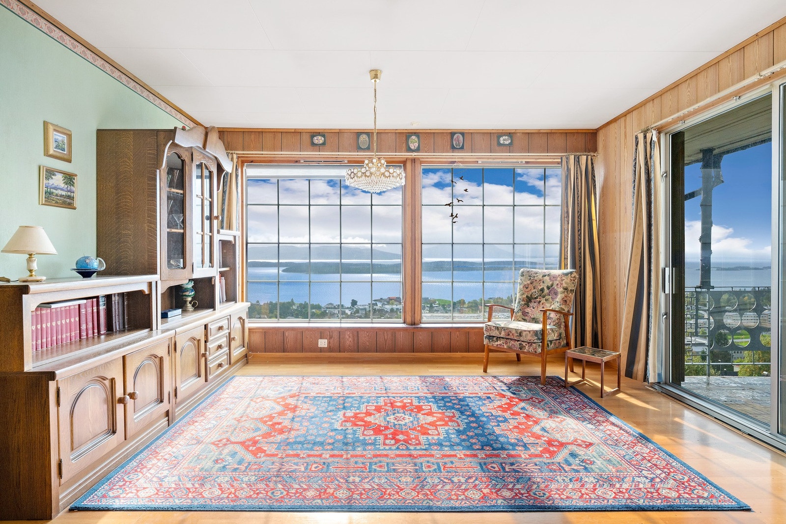 Fra stuen har man fantastiskt utsikt mot fjord og fjell. Galleribilde
