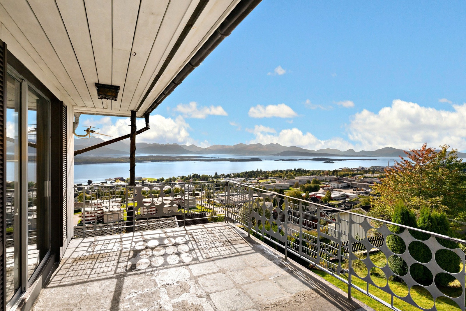Sør-vest vendt terrasse med god kveldssol. Galleribilde