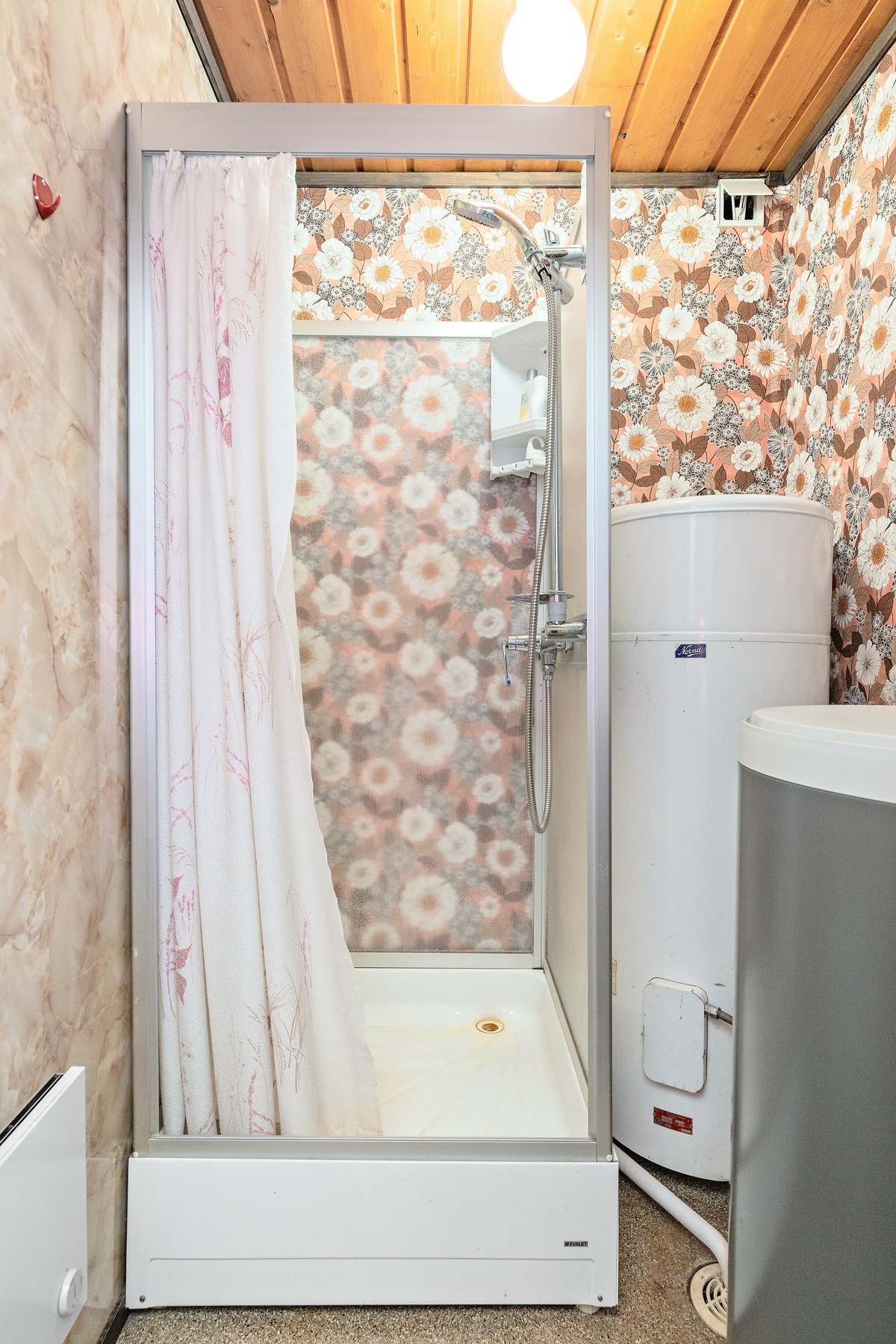 Teknisk rom med dusjkabinett. Galleribilde