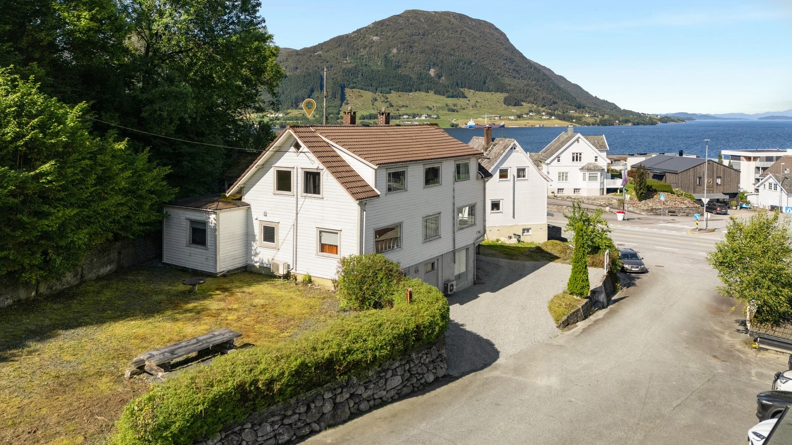 Hovedbygningen har tidligere vært benyttet som kommunehus og er i dag godkjent som enebolig med kjellerleilighet. Boligen benyttes i dag som
