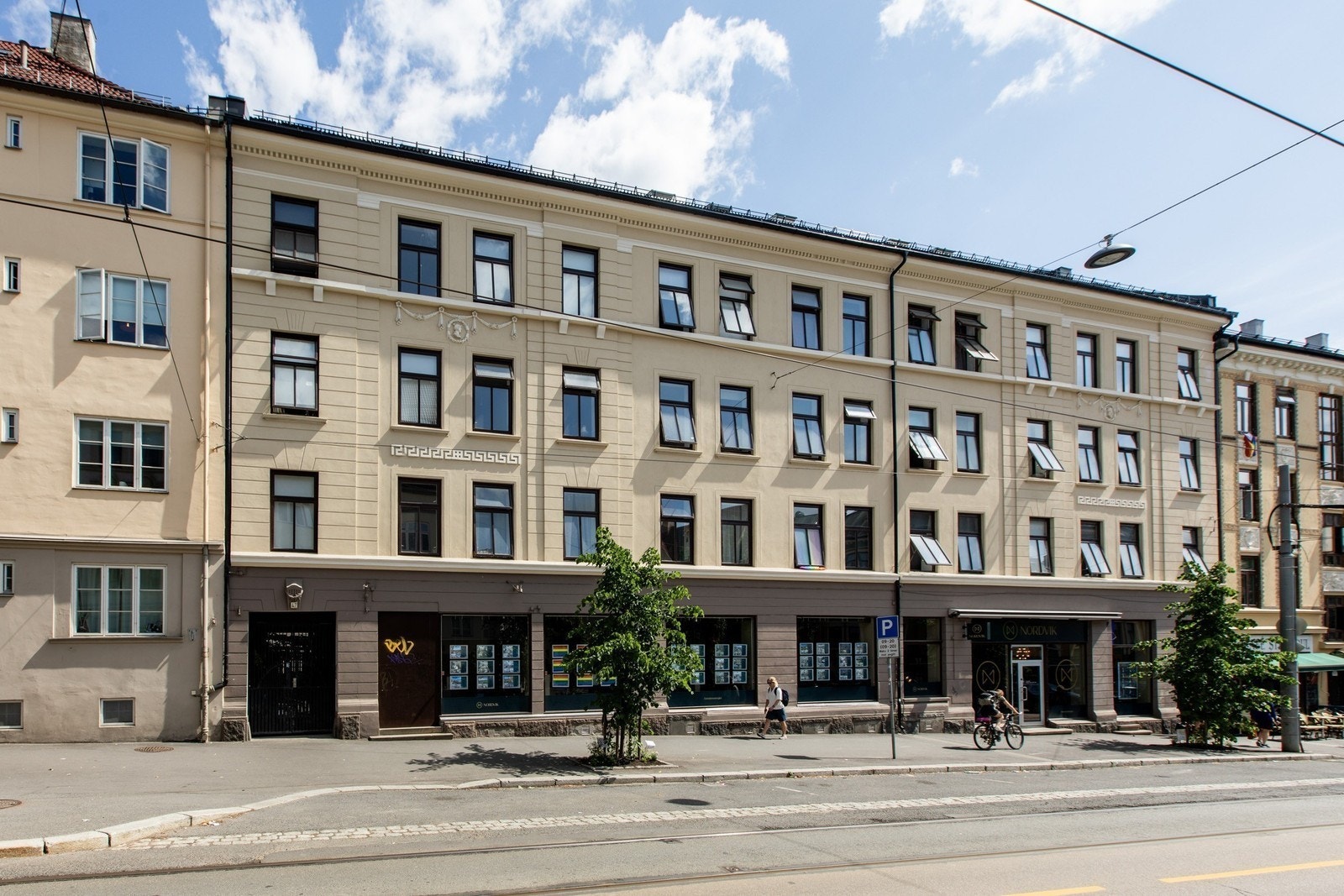 Inngang på høyre side av Nordvik Eiendomsmegling Galleribilde