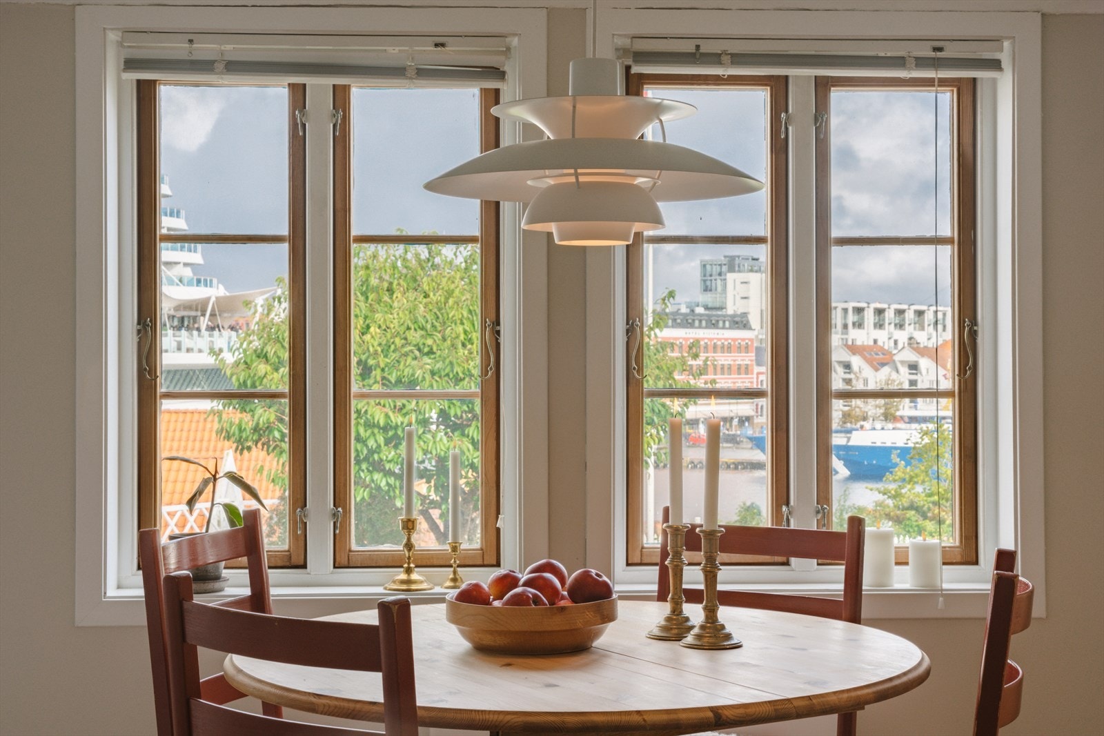 Eneboligen byr på flott og åpen utsikt mot innseilingen, Vågen og Stavanger sentrum. oligen ligger plassert slik at man fortsatt vil ha utsikt selv med cruiseskip i byen. Galleribilde