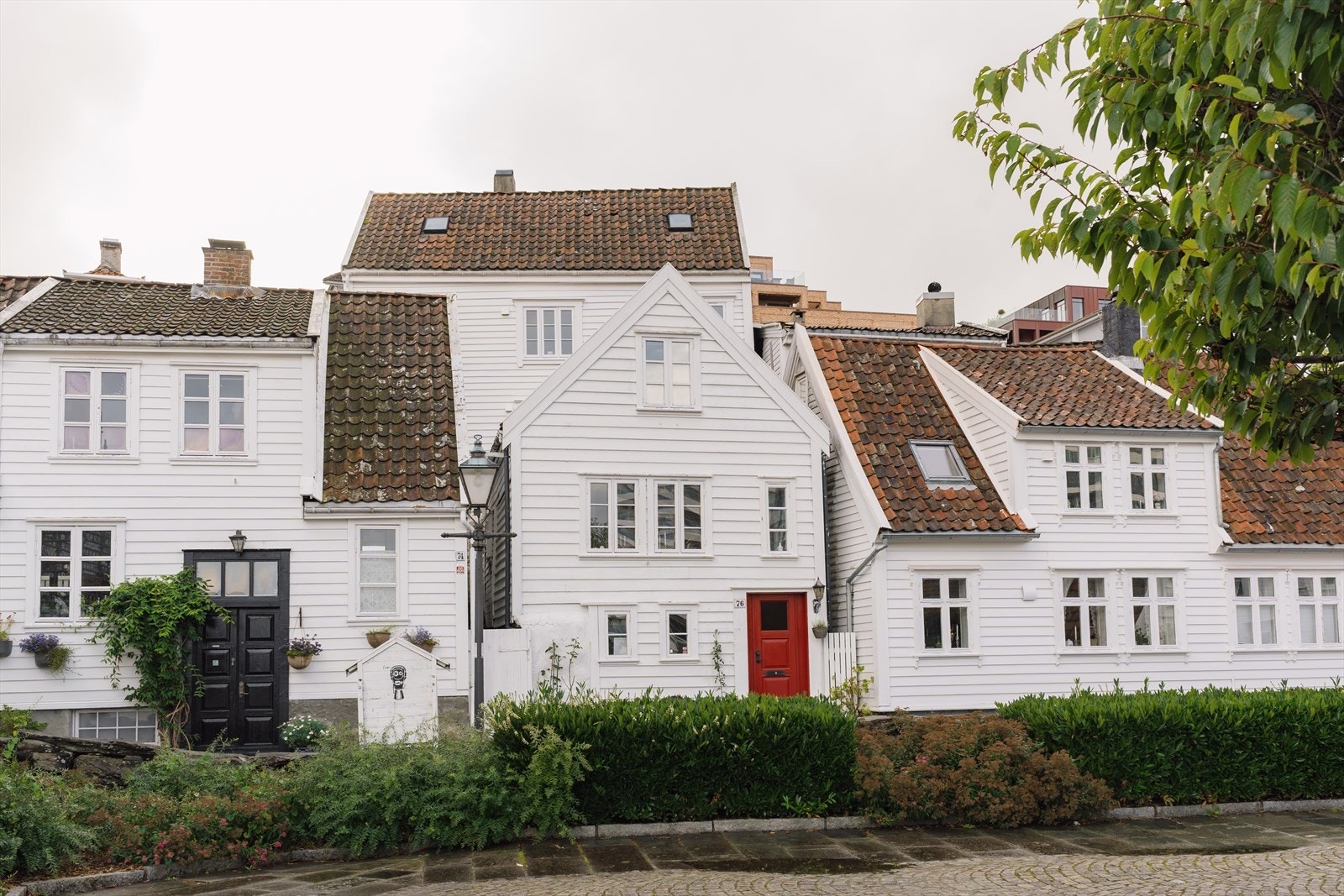 Like utenfor døren ligger Einar Hedéns park. Det er også flere felles uteområder/ hager i Gamle Stavanger, blant annet en lite brukt hageflekk bak huset mellom Øvre Strandgate og Haugvaldstads gate. Galleribilde