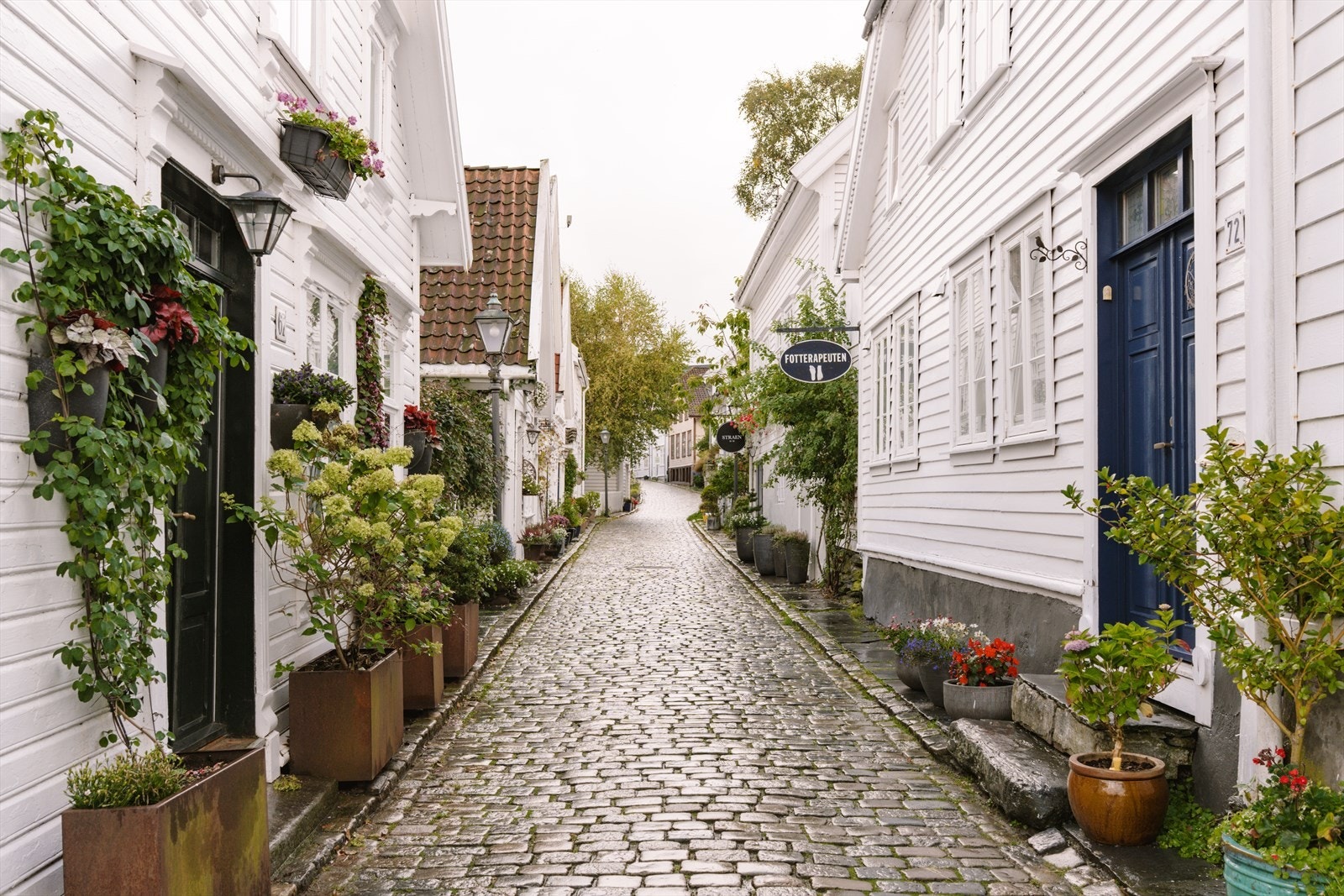 Beliggenheten er svært sentral, midt i Gamle Stavangers populære, brosteinsbelagte gate, med kort gangavstand til det aller meste sentrum har å by på. Galleribilde