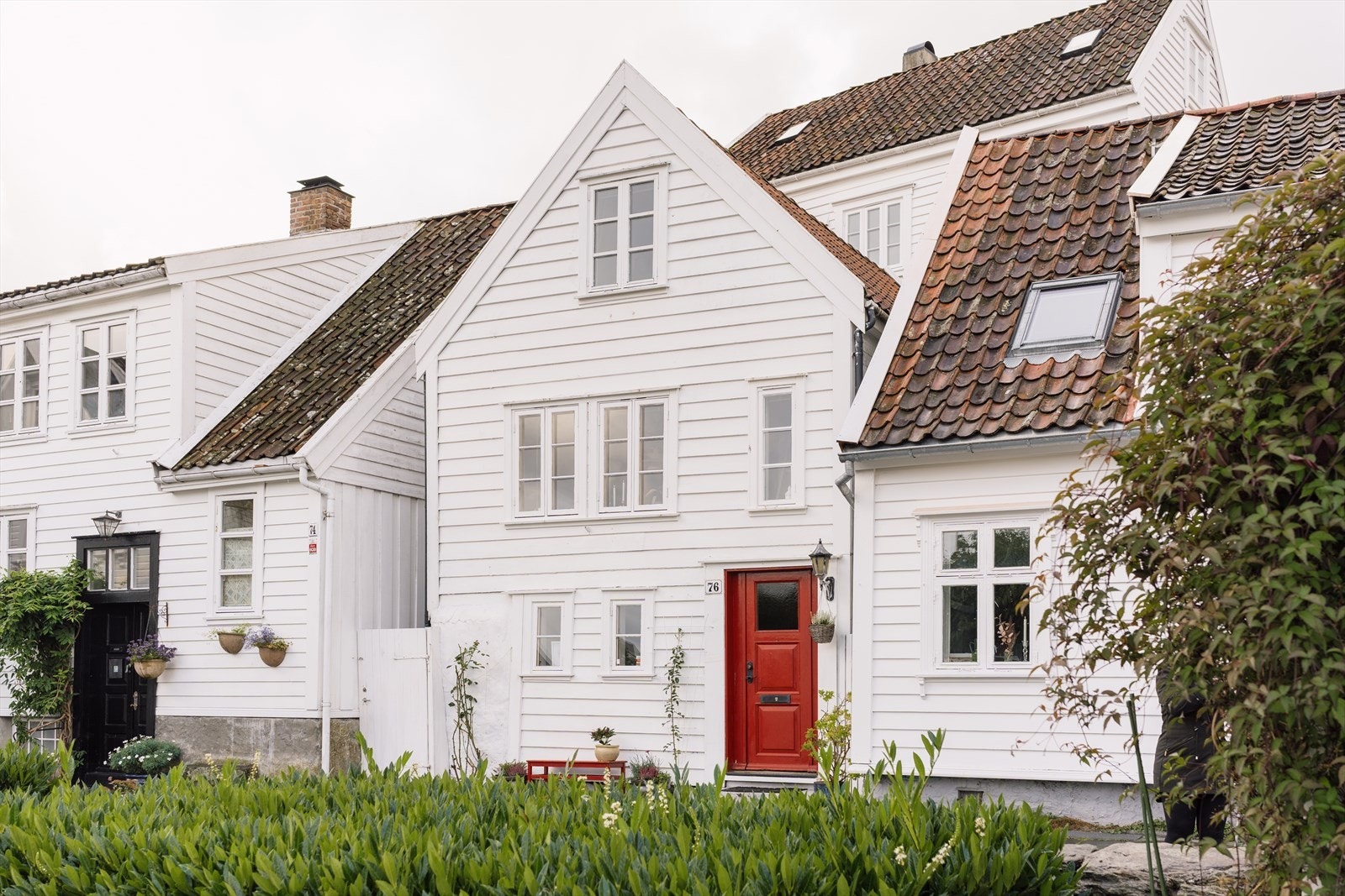 Velkommen til Øvre Strandgate 76, en sjelden mulighet i hjertet av idylliske og karakteristiske Gamle Stavanger. Galleribilde